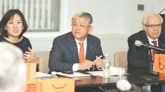 1일(현지시간) 세계공동모금회(UWW) 리더십위원회 정례 회의에 참석한 최신원 SKC 회장(왼쪽 두번째)이 기부 프로그램 활성화 방안에 대해 논의하고 있다.   SKC 제공